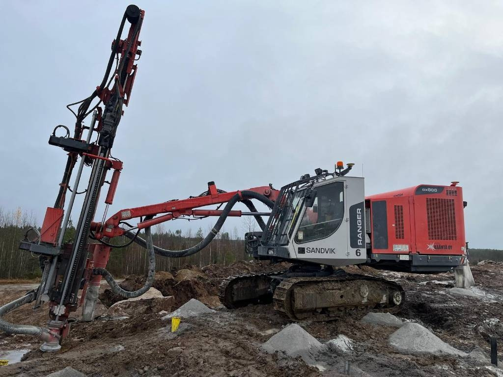 Sandvik DX800 - Fúrógép: 1 kép. Sandvik DX800 - Fúrógép: 1 kép.