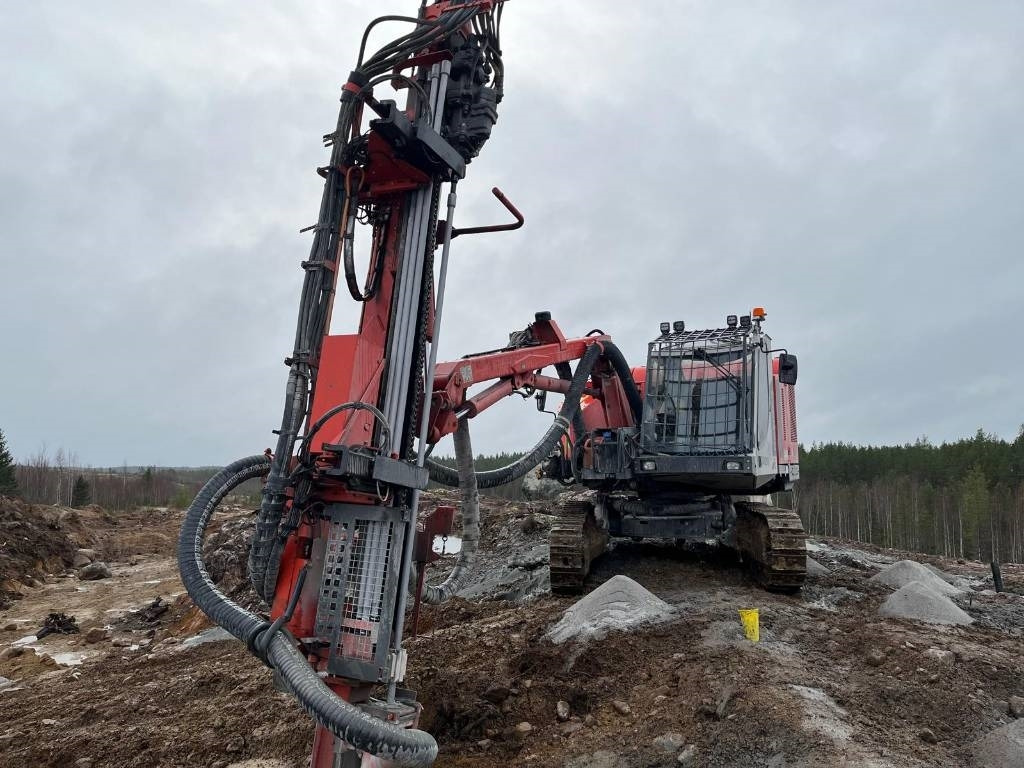 Sandvik DX800 - Fúrógép: 3 kép. Sandvik DX800 - Fúrógép: 3 kép.