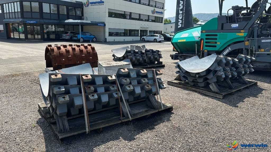 Hamm HAMM + VOLVO Stampffußschalen - Alkatrész - Henger: 1 kép. Hamm HAMM + VOLVO Stampffußschalen - Alkatrész - Henger: 1 kép.