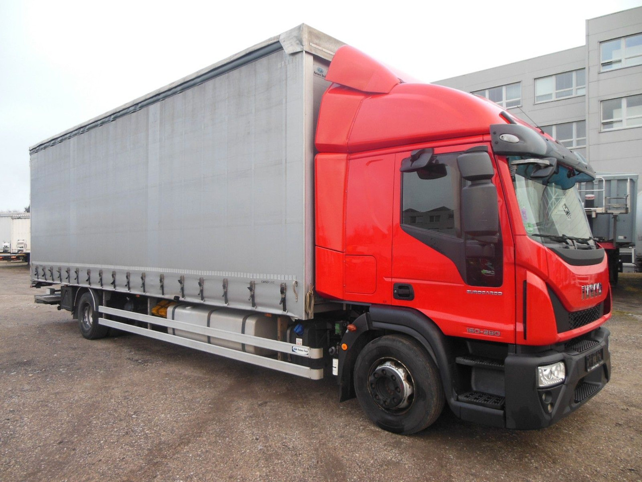Iveco EUROCARGO ML 160E28, 21 PALETTEN, LBW - Ponyvás teherautó: 2 kép. Iveco EUROCARGO ML 160E28, 21 PALETTEN, LBW - Ponyvás teherautó: 2 kép.