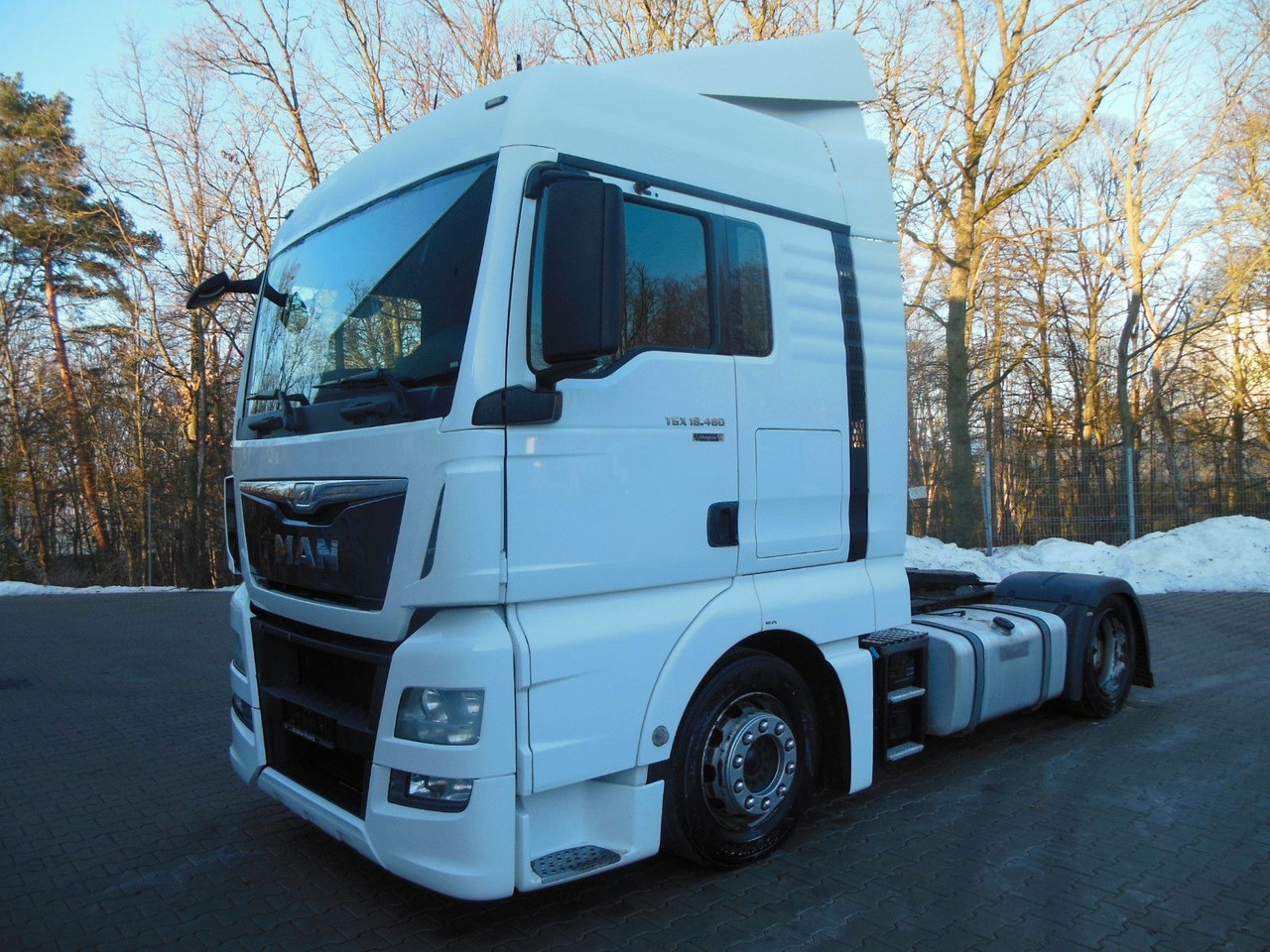 MAN TGX 18.480 LLS-U, LOWDECK + KRONE MEGA MAN TGX 18.480 LLS-U, LOWDECK - Nyergesvontató: 1 kép. MAN TGX 18.480 LLS-U, LOWDECK + KRONE MEGA MAN TGX 18.480 LLS-U, LOWDECK - Nyergesvontató: 1 kép.