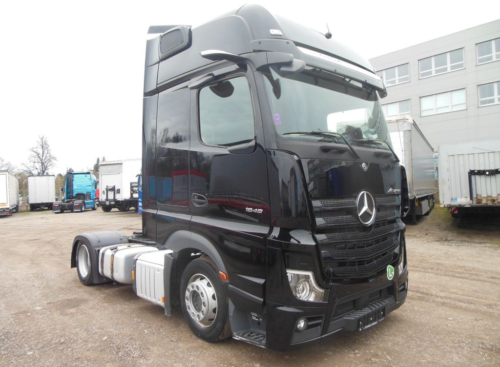 Mercedes-Benz 1848 ACTROS, LOWDECK, GIGA SPACE, STANDKLIMA - Nyergesvontató: 2 kép. Mercedes-Benz 1848 ACTROS, LOWDECK, GIGA SPACE, STANDKLIMA - Nyergesvontató: 2 kép.