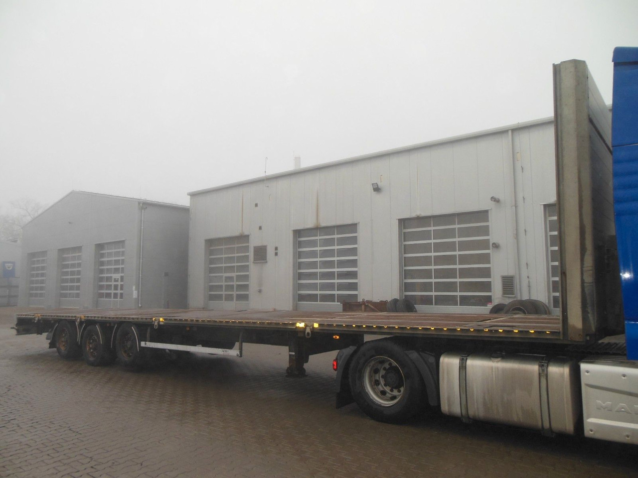 Panav NP036, LOWDECK, 2 LIFTACHSE, CONTAINER TWISTLOCK - Platós félpótkocsi: 2 kép. Panav NP036, LOWDECK, 2 LIFTACHSE, CONTAINER TWISTLOCK - Platós félpótkocsi: 2 kép.