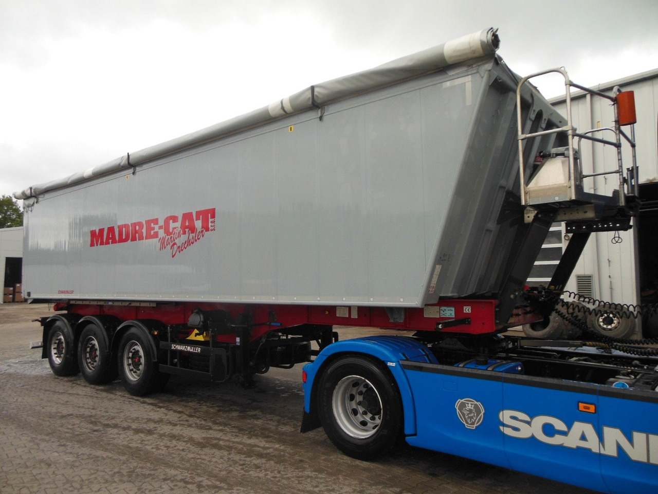 Schwarzmüller KIS 3/E, SAF, 49M3, ACHSEN 9 TONE, TOP - Félpótkocsi billenőplatós: 2 kép. Schwarzmüller KIS 3/E, SAF, 49M3, ACHSEN 9 TONE, TOP - Félpótkocsi billenőplatós: 2 kép.