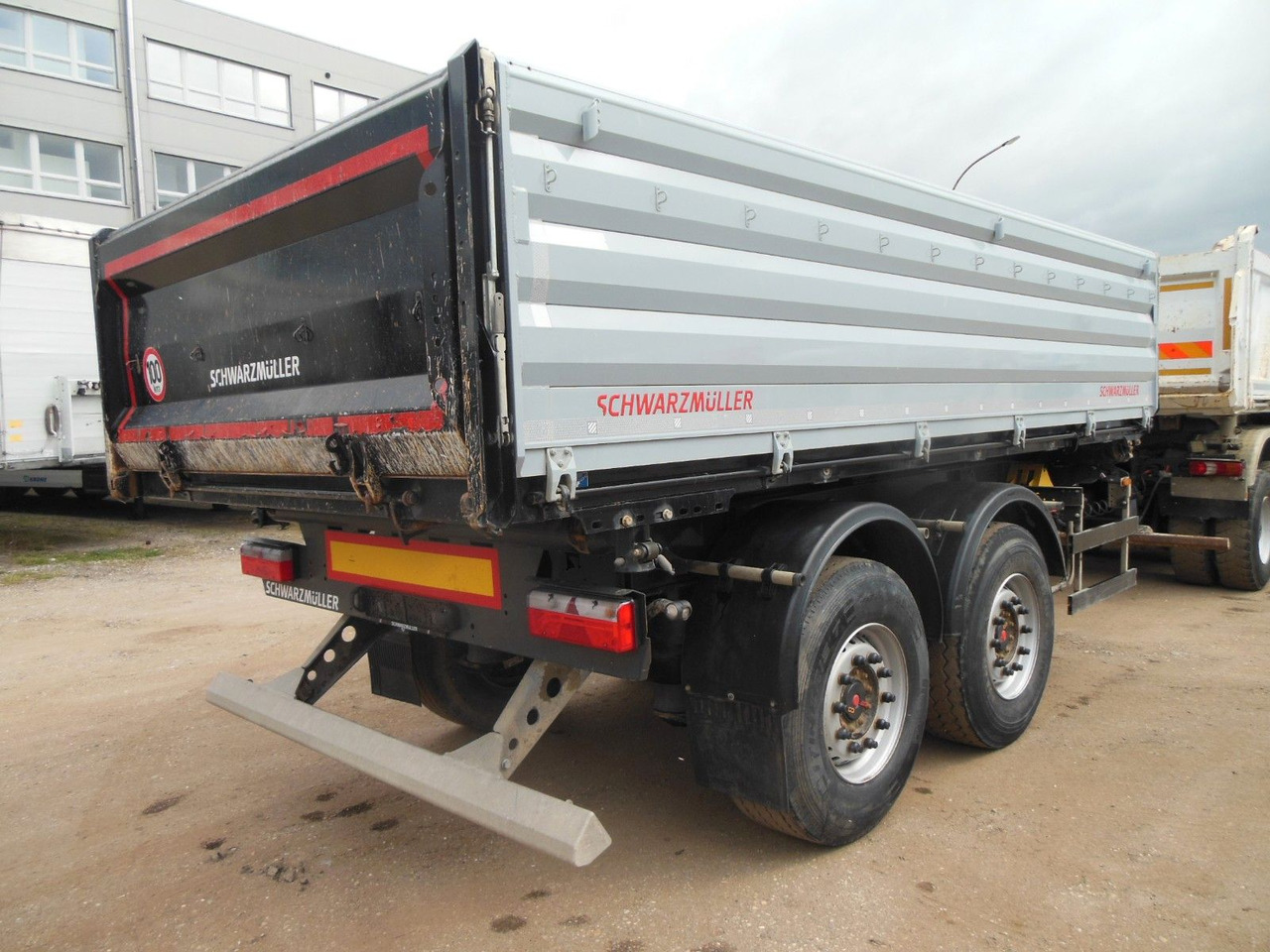 Schwarzmüller TKIA 2/E - Pótkocsi billenőplatós: 3 kép. Schwarzmüller TKIA 2/E - Pótkocsi billenőplatós: 3 kép.
