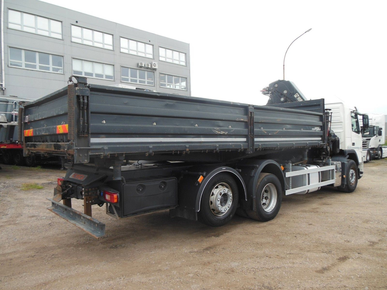 Volvo FM 410, 6X2, DREISEITEN KIPPER, HIAB XS 211 - Billenőplatós teherautó, Darus autó: 3 kép. Volvo FM 410, 6X2, DREISEITEN KIPPER, HIAB XS 211 - Billenőplatós teherautó, Darus autó: 3 kép.