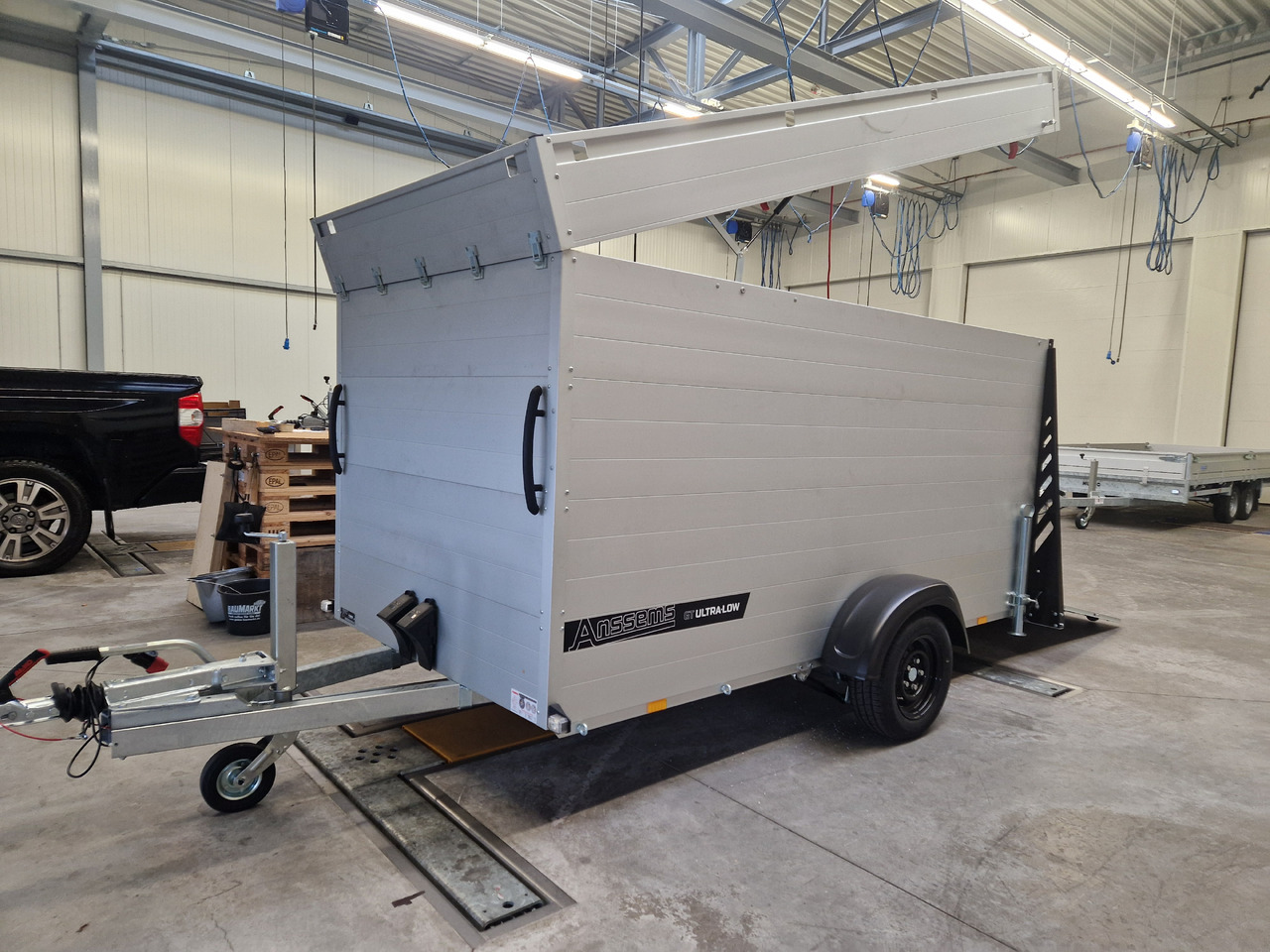 ALUBOXX Deckelanhänger GTB 1500 VT3 Ultra Low 301x151x153cm LED black deal Modell 2025 - Motorszállító utánfutó: 1 kép. ALUBOXX Deckelanhänger GTB 1500 VT3 Ultra Low 301x151x153cm LED black deal Modell 2025 - Motorszállító utánfutó: 1 kép.