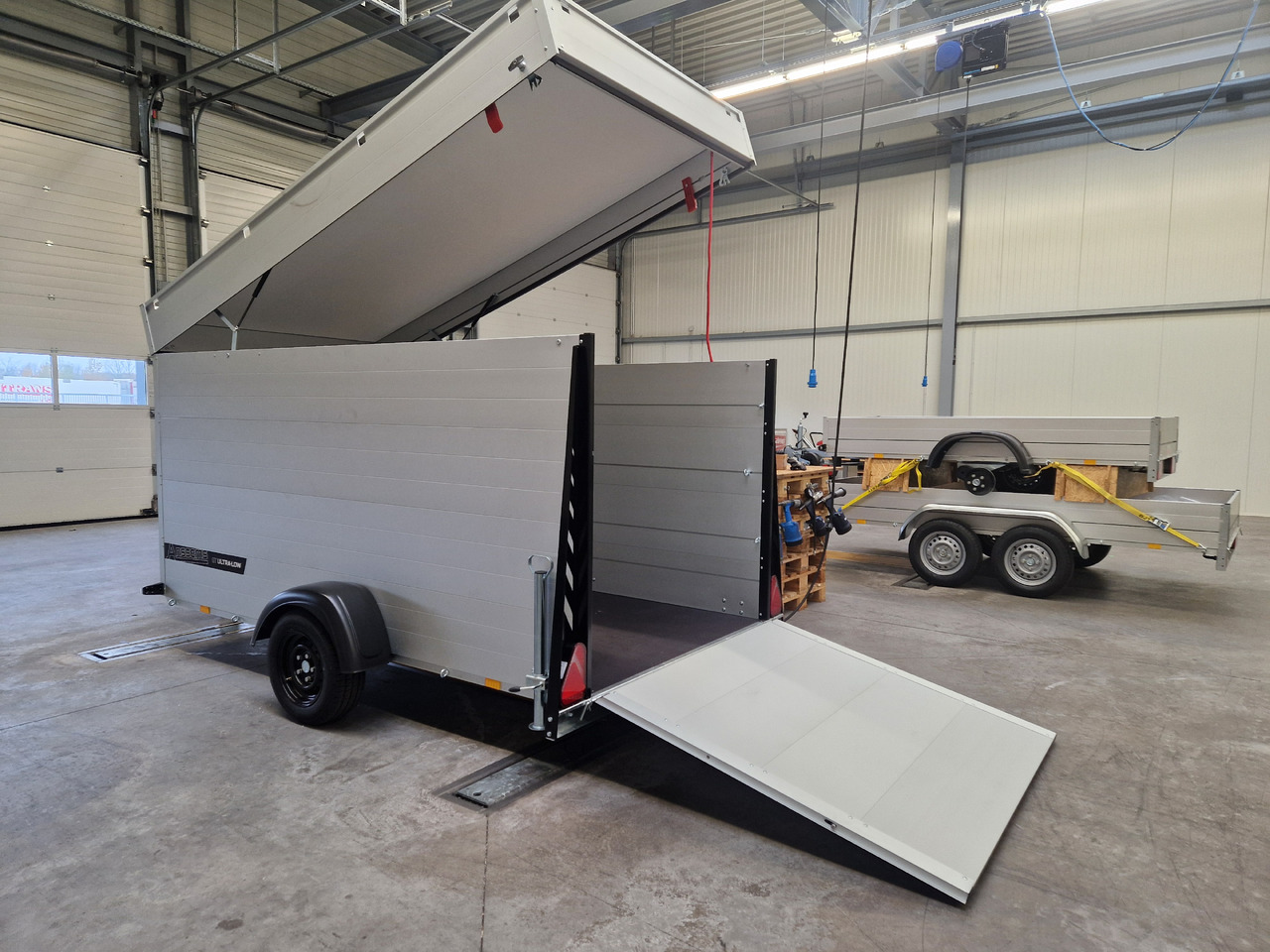 ALUBOXX Deckelanhänger GTB 1500 VT3 Ultra Low 301x151x153cm LED black deal Modell 2025 - Motorszállító utánfutó: 4 kép. ALUBOXX Deckelanhänger GTB 1500 VT3 Ultra Low 301x151x153cm LED black deal Modell 2025 - Motorszállító utánfutó: 4 kép.