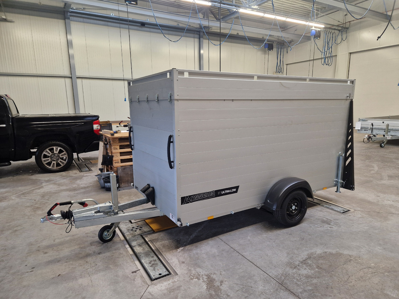 ALUBOXX Deckelanhänger GTB 1500 VT3 Ultra Low 301x151x153cm LED black deal Modell 2025 - Motorszállító utánfutó: 2 kép. ALUBOXX Deckelanhänger GTB 1500 VT3 Ultra Low 301x151x153cm LED black deal Modell 2025 - Motorszállító utánfutó: 2 kép.