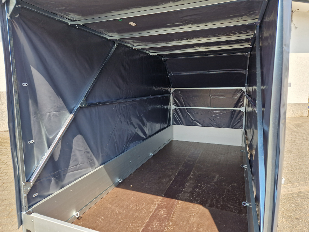 Aluliner Planen Anhänger GTB 1200 301x126x150cm +Hochplane grau schräg (M) 1200kg Aktion - Autó utánfutó: 4 kép. Aluliner Planen Anhänger GTB 1200 301x126x150cm +Hochplane grau schräg (M) 1200kg Aktion - Autó utánfutó: 4 kép.