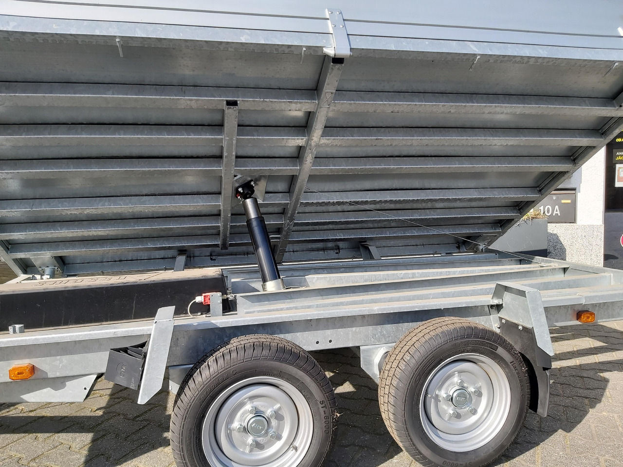 Anssems Kipper KSX 3500 Elektrisch 305x178x35cm Stahlboden niedrig Fahrgestell 3500kg - Pótkocsi billenőplatós: 5 kép. Anssems Kipper KSX 3500 Elektrisch 305x178x35cm Stahlboden niedrig Fahrgestell 3500kg - Pótkocsi billenőplatós: 5 kép.