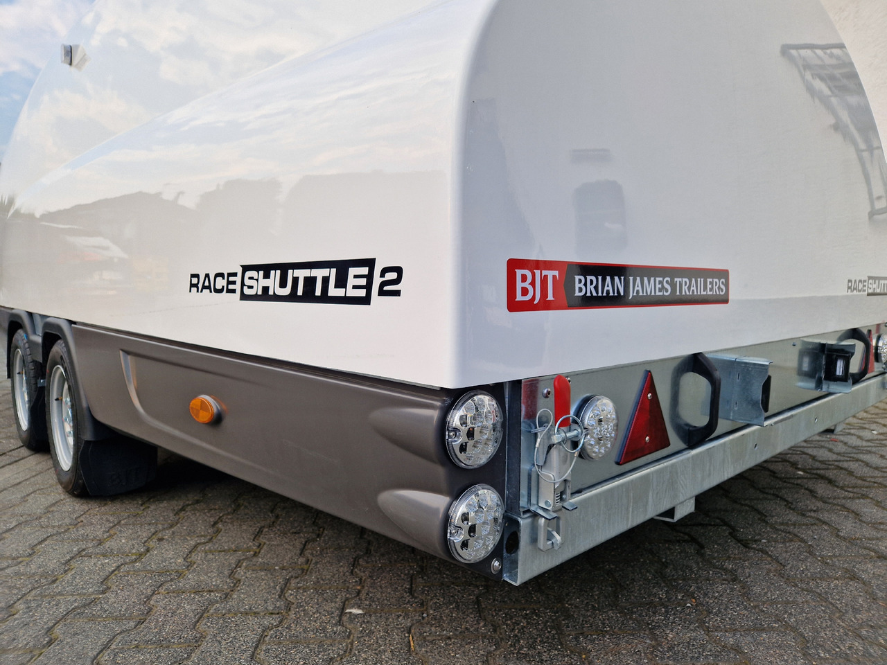 BJT Race Shuttle 2 Transporter 430x195x160cm ankippbar Winde 2600kg 100 km/H Modell 2024 - Pótkocsi autószállító: 2 kép. BJT Race Shuttle 2 Transporter 430x195x160cm ankippbar Winde 2600kg 100 km/H Modell 2024 - Pótkocsi autószállító: 2 kép.