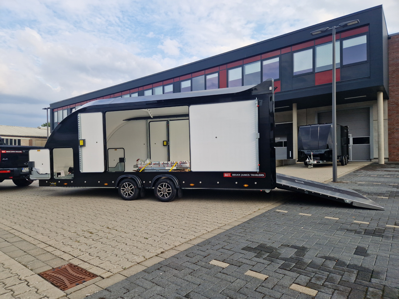 BJT Race Sport 550x210x188cm blackline E Winde Kamera 3500kg - Pótkocsi autószállító: 2 kép. BJT Race Sport 550x210x188cm blackline E Winde Kamera 3500kg - Pótkocsi autószállító: 2 kép.