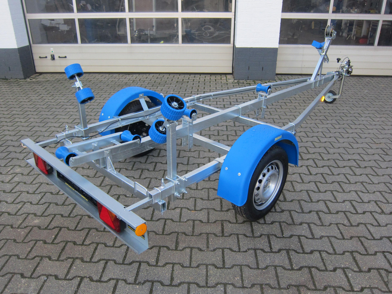 Bootsanhänger Boattrailer Neptun NAVY N7-17 Trailer 750kg mit Winde Winter Online Aktion - Csónakszállító utánfutó: 4 kép. Bootsanhänger Boattrailer Neptun NAVY N7-17 Trailer 750kg mit Winde Winter Online Aktion - Csónakszállító utánfutó: 4 kép.