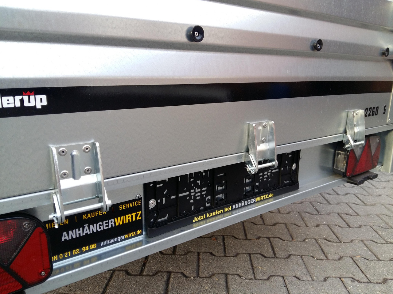 Brenderup 2300 WSB 301x153x40cm Stahl ankippbar Rampenklappe klappbare Vorderwand (M) 1300kg - Gépszállító utánfutó: 3 kép. Brenderup 2300 WSB 301x153x40cm Stahl ankippbar Rampenklappe klappbare Vorderwand (M) 1300kg - Gépszállító utánfutó: 3 kép.