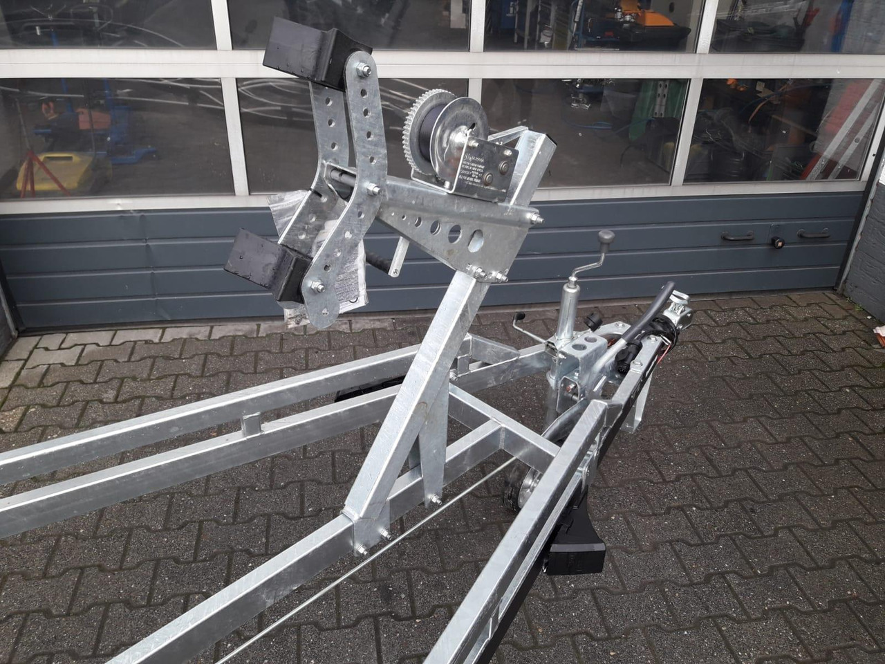 Brenderup Bootstrailer Premium 242000 TB SR 2000 Superrollen Winde Boote bis 650cm 2000kg 312268 - Csónakszállító utánfutó: 3 kép. Brenderup Bootstrailer Premium 242000 TB SR 2000 Superrollen Winde Boote bis 650cm 2000kg 312268 - Csónakszállító utánfutó: 3 kép.