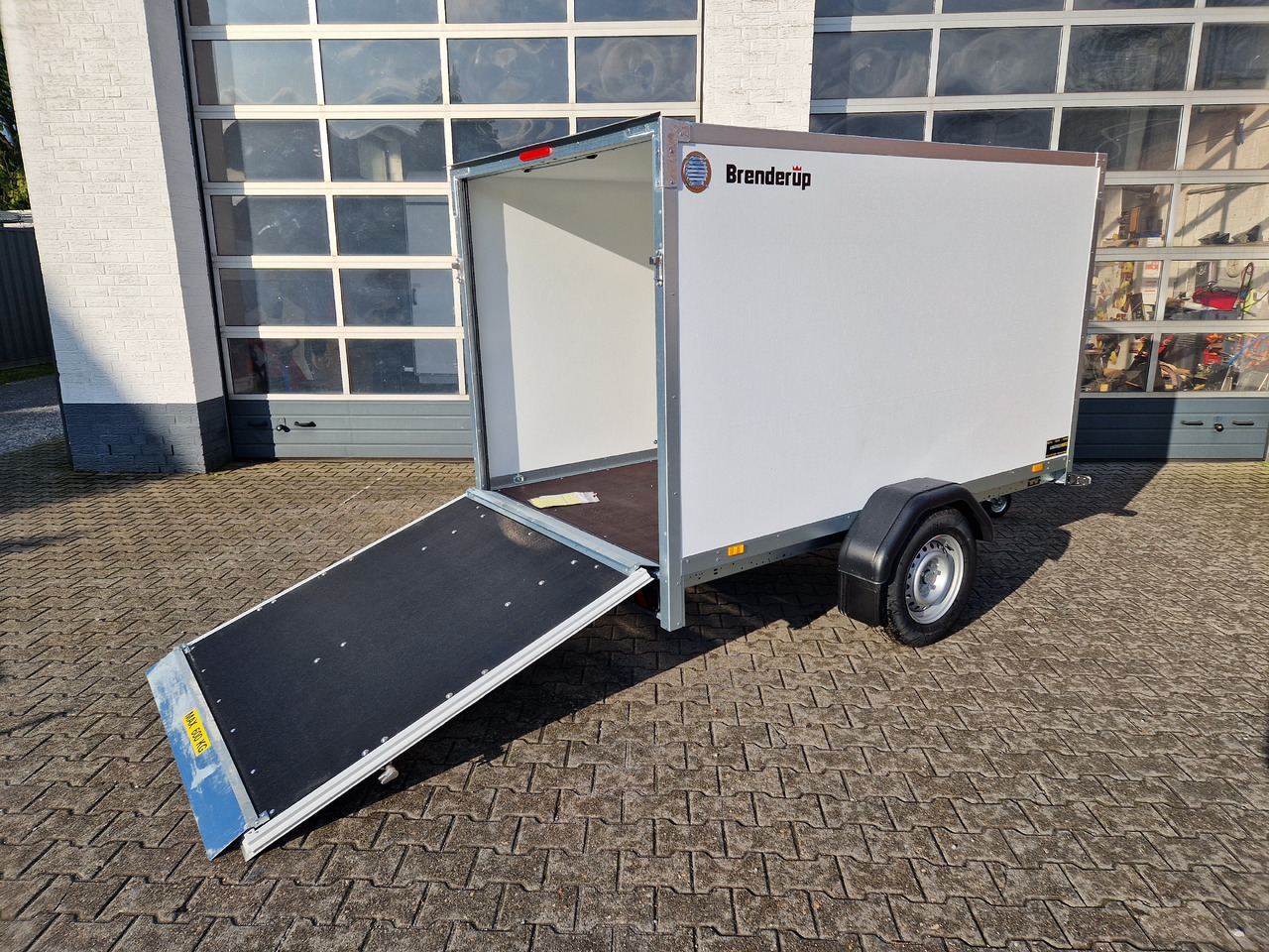 Brenderup Cargo Dynamic CD260 B R 260x153x150cm niedrig Heckrampe Wabenwände (S) 1300kg - Pótkocsi dobozos: 1 kép. Brenderup Cargo Dynamic CD260 B R 260x153x150cm niedrig Heckrampe Wabenwände (S) 1300kg - Pótkocsi dobozos: 1 kép.