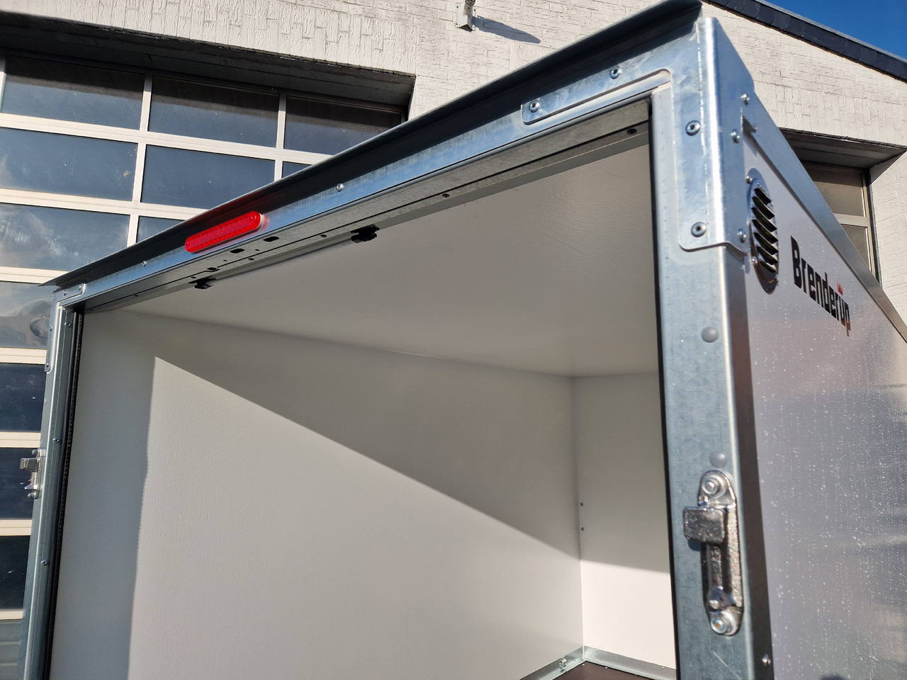Brenderup Cargo Dynamic CD260 B R 260x153x150cm niedrig Heckrampe Wabenwände (S) 1300kg - Pótkocsi dobozos: 3 kép. Brenderup Cargo Dynamic CD260 B R 260x153x150cm niedrig Heckrampe Wabenwände (S) 1300kg - Pótkocsi dobozos: 3 kép.