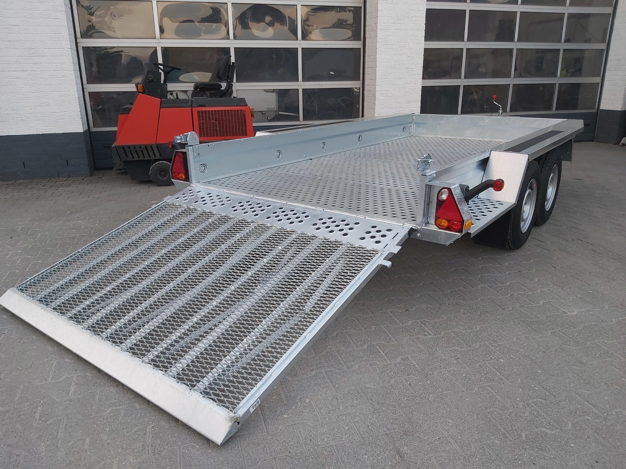 Brenderup MT 3651 MT3600 STB3500s 360x179x27cm Auffahrklappe Lochboden Stahl Reserverad 3500kg - Gépszállító utánfutó: 1 kép. Brenderup MT 3651 MT3600 STB3500s 360x179x27cm Auffahrklappe Lochboden Stahl Reserverad 3500kg - Gépszállító utánfutó: 1 kép.