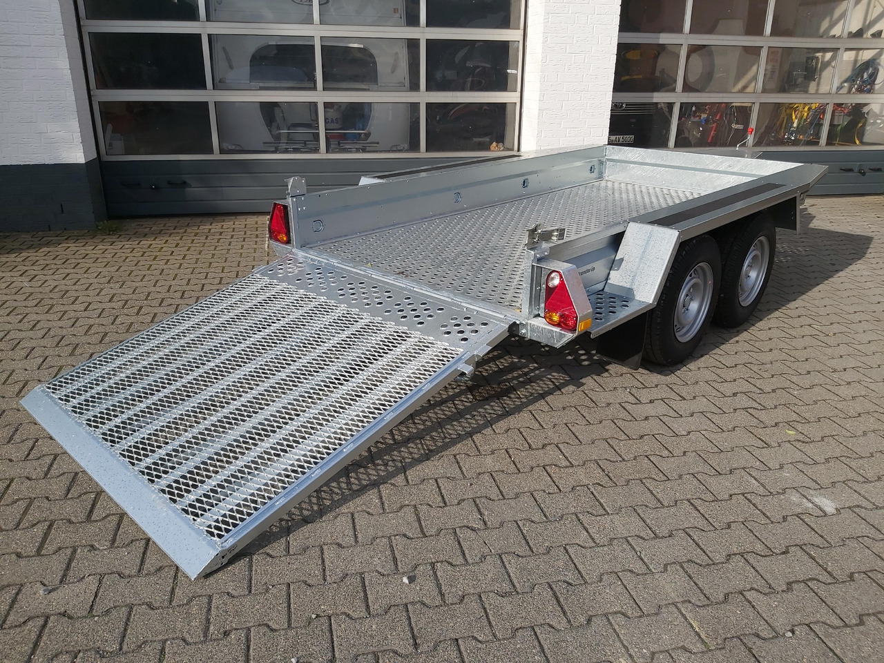 Brenderup Maschinentransporter MT 3080 STF 308x152x25cm Stahllochboden 3000kg - Gépszállító utánfutó: 1 kép. Brenderup Maschinentransporter MT 3080 STF 308x152x25cm Stahllochboden 3000kg - Gépszállító utánfutó: 1 kép.