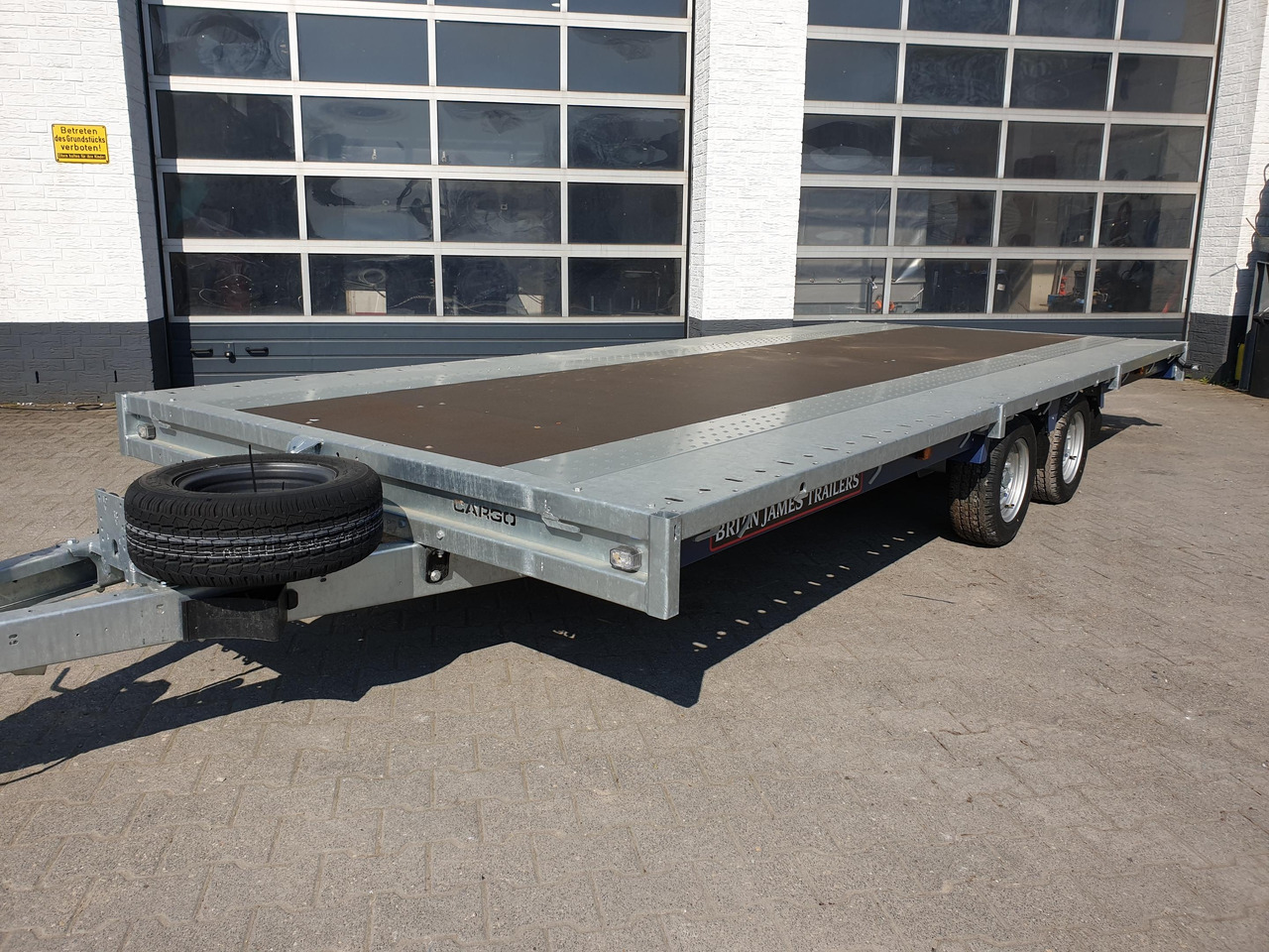Brian James Trailer CarGO Connect 550x225cm Plateau Tandem 12" 3500kg Abverkauf 22 - Platós pótkocsi: 2 kép. Brian James Trailer CarGO Connect 550x225cm Plateau Tandem 12" 3500kg Abverkauf 22 - Platós pótkocsi: 2 kép.