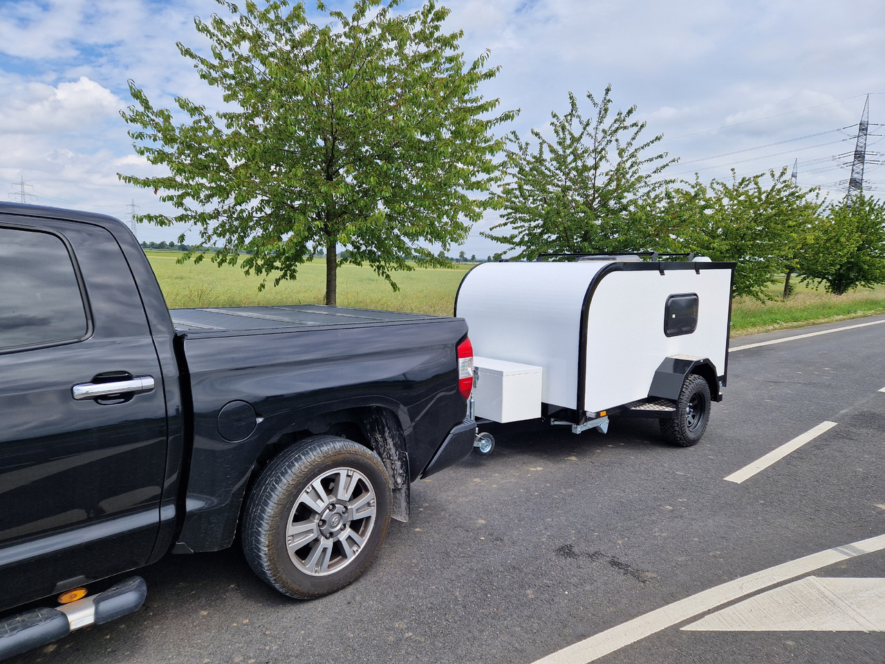 Cargo Base Camp offroad M 290x148x128cm Solar Akku 12 Volt Reeling 1350kg 100km/H - Lakókocsi: 2 kép. Cargo Base Camp offroad M 290x148x128cm Solar Akku 12 Volt Reeling 1350kg 100km/H - Lakókocsi: 2 kép.