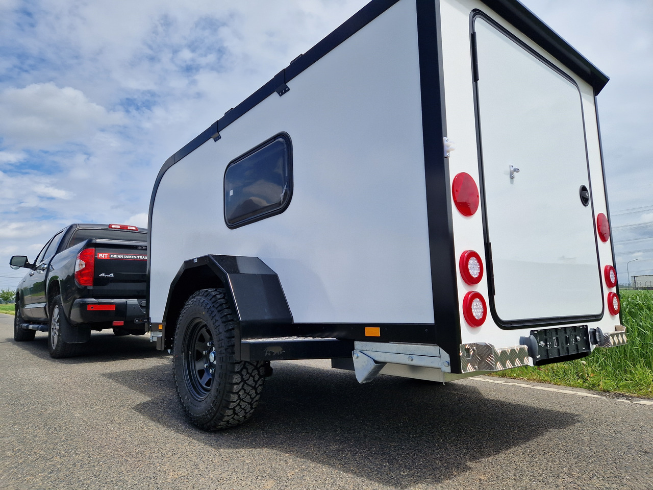 Cargo Base Camp offroad M 290x148x128cm Solar Akku 12 Volt Reeling 1350kg 100km/H - Lakókocsi: 3 kép. Cargo Base Camp offroad M 290x148x128cm Solar Akku 12 Volt Reeling 1350kg 100km/H - Lakókocsi: 3 kép.