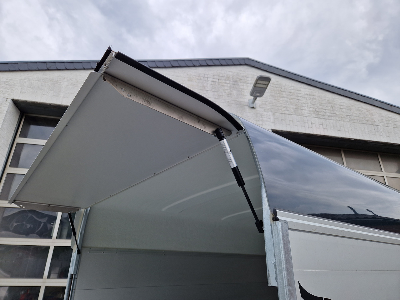 Cargo Roadster 400 312x164x184cm Alu Poly darkgrey Aluboden Seitentür 1300kg Pullman 100 km/H Abverk - Autó utánfutó: 2 kép. Cargo Roadster 400 312x164x184cm Alu Poly darkgrey Aluboden Seitentür 1300kg Pullman 100 km/H Abverk - Autó utánfutó: 2 kép.