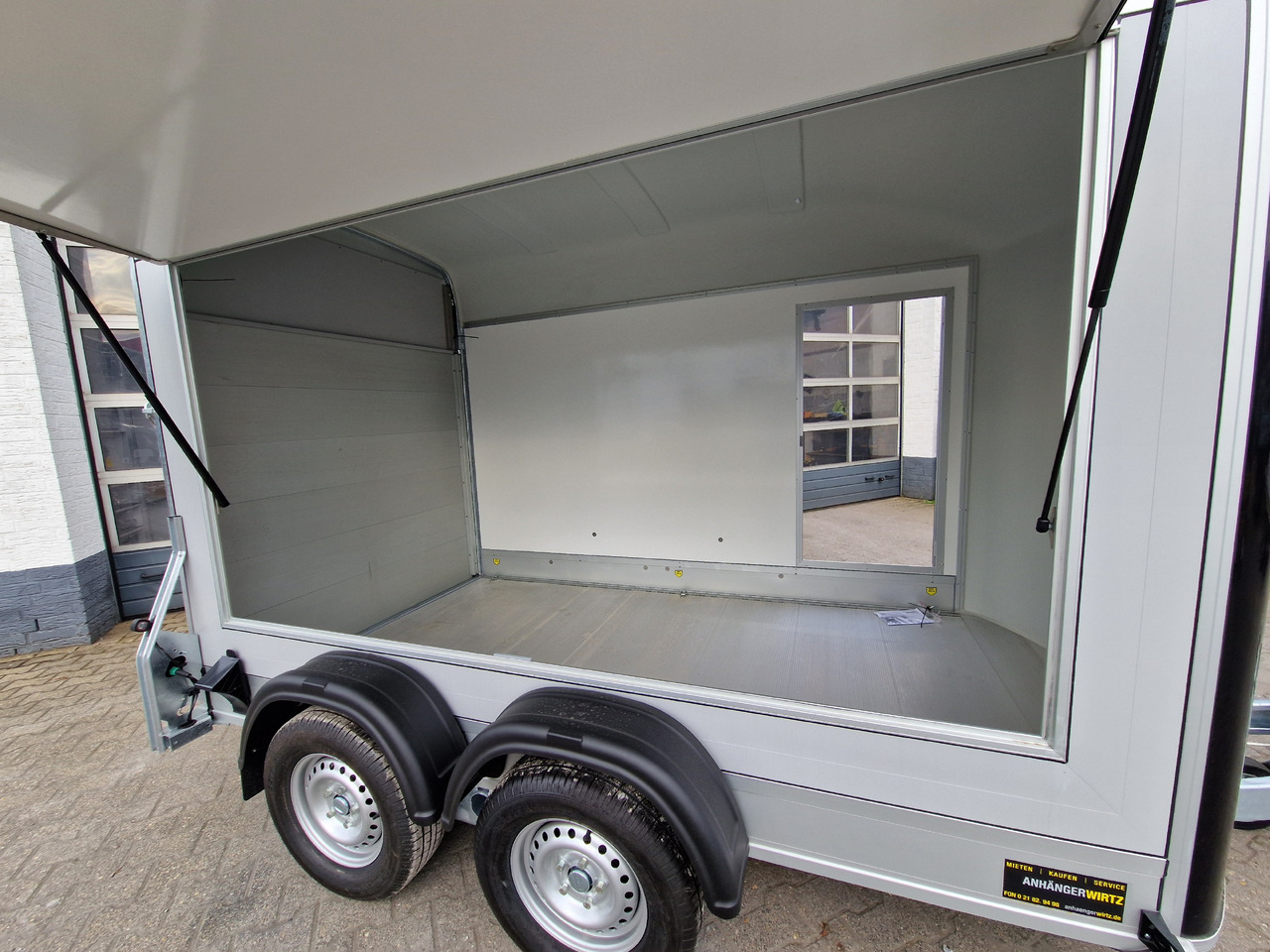 Cargo Roadster 500 312x167x199cm Sandwich Poly schwarz Seitenklappe Seitentür Pullman 100 km/H - Büfékocsi: 5 kép. Cargo Roadster 500 312x167x199cm Sandwich Poly schwarz Seitenklappe Seitentür Pullman 100 km/H - Büfékocsi: 5 kép.