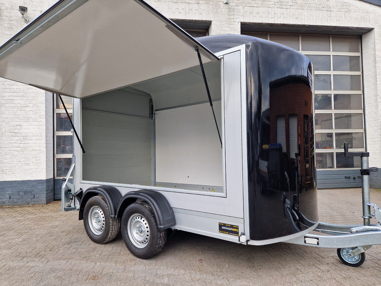 Cargo Roadster 500 312x167x199cm Sandwich Poly schwarz Seitenklappe Seitentür Pullman 100 km/H - Büfékocsi: 1 kép. Cargo Roadster 500 312x167x199cm Sandwich Poly schwarz Seitenklappe Seitentür Pullman 100 km/H - Büfékocsi: 1 kép.