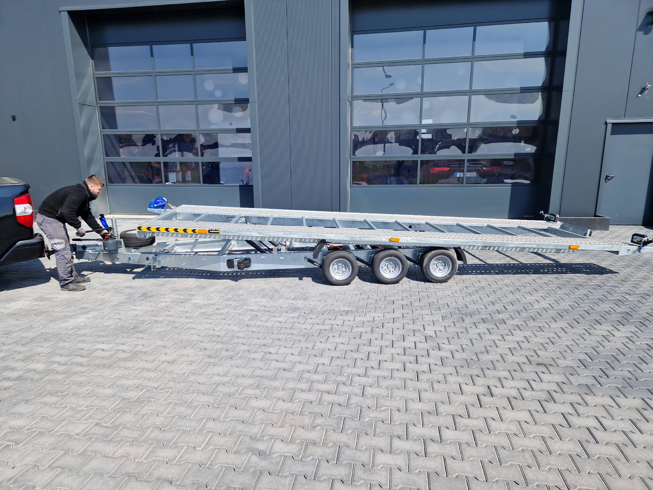 Cartrailer Expert 3560 easyload 600x216cm hydr. kippbar Winde Resrad Tridem 100km/H 3500kg - Pótkocsi autószállító: 1 kép. Cartrailer Expert 3560 easyload 600x216cm hydr. kippbar Winde Resrad Tridem 100km/H 3500kg - Pótkocsi autószállító: 1 kép.
