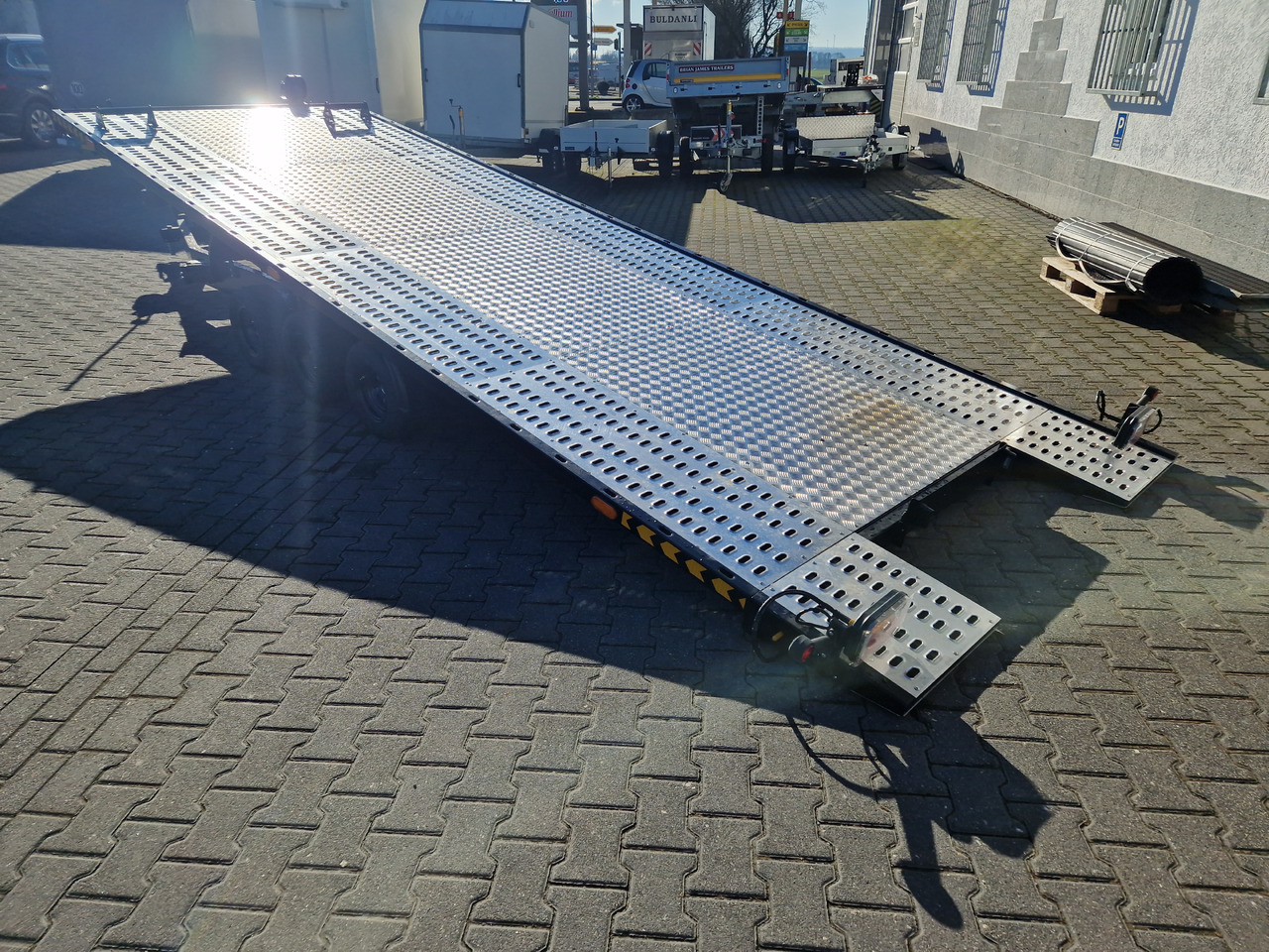 Cartrailer Expert 3560 easyload black 600x216cm hydr. kippbar Premium black Tridem 10" 100kmH 3500kg - Pótkocsi autószállító: 2 kép. Cartrailer Expert 3560 easyload black 600x216cm hydr. kippbar Premium black Tridem 10" 100kmH 3500kg - Pótkocsi autószállító: 2 kép.