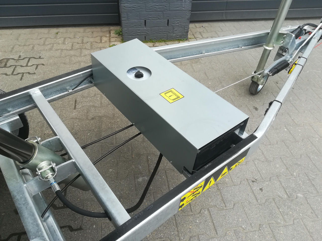Cheval Liberte Debon Kipper PW 0 Lux Elektro 250x155x30cm 1500kg Januar Online Aktion - Pótkocsi billenőplatós: 3 kép. Cheval Liberte Debon Kipper PW 0 Lux Elektro 250x155x30cm 1500kg Januar Online Aktion - Pótkocsi billenőplatós: 3 kép.