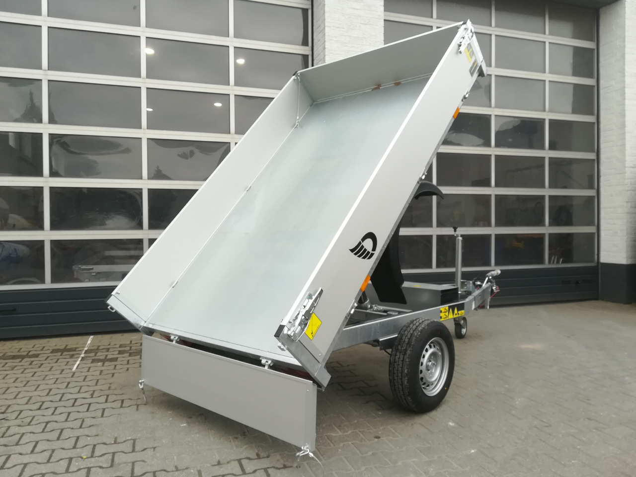 Cheval Liberte Debon Kipper PW 0 Lux Elektro 250x155x30cm 1500kg Januar Online Aktion - Pótkocsi billenőplatós: 4 kép. Cheval Liberte Debon Kipper PW 0 Lux Elektro 250x155x30cm 1500kg Januar Online Aktion - Pótkocsi billenőplatós: 4 kép.