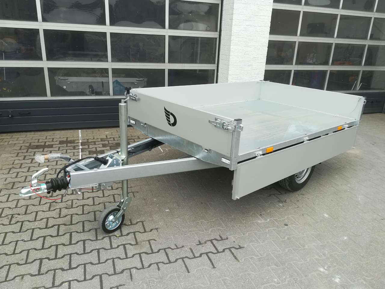 Cheval Liberte Debon Kipper PW 0 Lux Elektro 250x155x30cm 1500kg Januar Online Aktion - Pótkocsi billenőplatós: 5 kép. Cheval Liberte Debon Kipper PW 0 Lux Elektro 250x155x30cm 1500kg Januar Online Aktion - Pótkocsi billenőplatós: 5 kép.