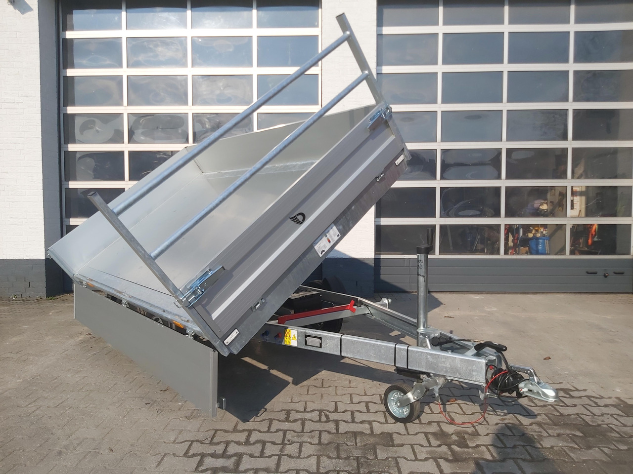 Cheval Liberte Debon Kipper PW 2.4 Basic Elektro 305x180x35cm 2600kg Modell 2024 - Pótkocsi billenőplatós: 2 kép. Cheval Liberte Debon Kipper PW 2.4 Basic Elektro 305x180x35cm 2600kg Modell 2024 - Pótkocsi billenőplatós: 2 kép.