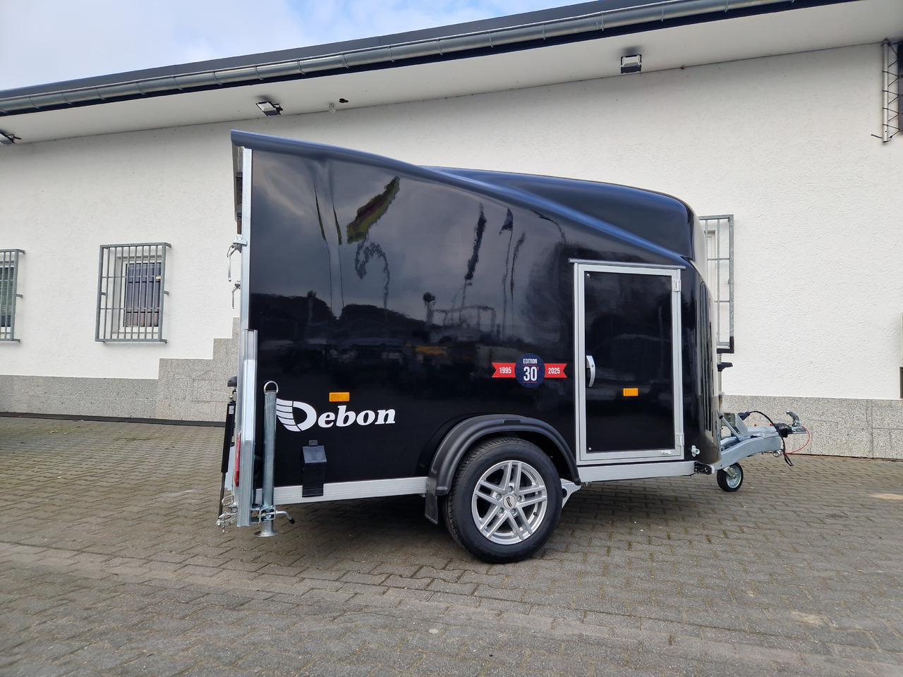 Debon Cargo 1300 300x152x168cm black Seitentür Alufelgen silver Pullman II 100km/H 1300kg Modell 25 - Autó utánfutó: 4 kép. Debon Cargo 1300 300x152x168cm black Seitentür Alufelgen silver Pullman II 100km/H 1300kg Modell 25 - Autó utánfutó: 4 kép.