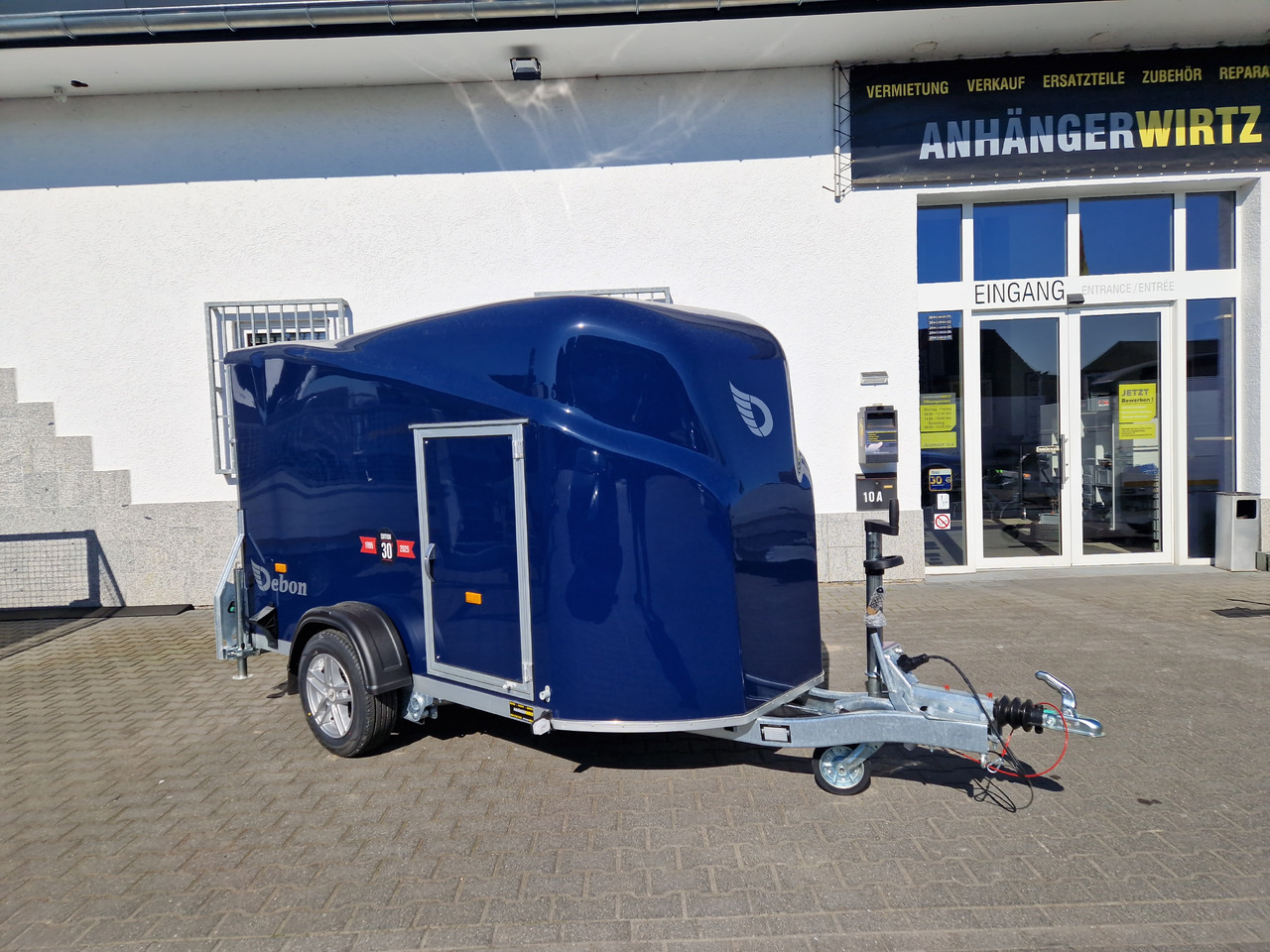 Debon Cargo 1300 300x152x168cm royal blau Seitentür Alufelgen Pullman 1300kg 100km/H Modell 2025 - Autó utánfutó: 1 kép. Debon Cargo 1300 300x152x168cm royal blau Seitentür Alufelgen Pullman 1300kg 100km/H Modell 2025 - Autó utánfutó: 1 kép.