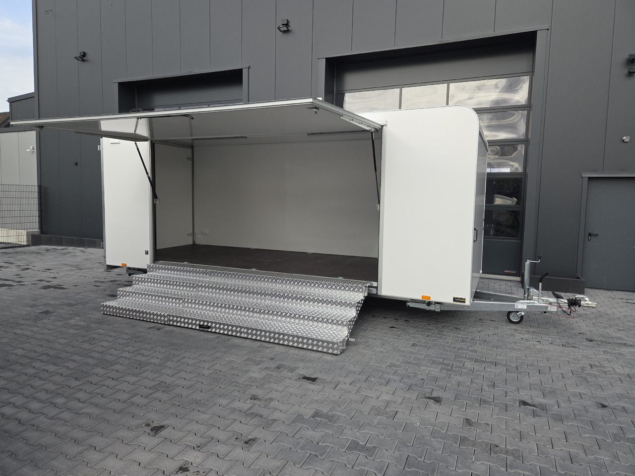 Event Trailer Koffer TWSP M 600T.01 600x230x210 Seitenklappe Treppe Hecktüren 230V 3000kg - Büfékocsi: 1 kép. Event Trailer Koffer TWSP M 600T.01 600x230x210 Seitenklappe Treppe Hecktüren 230V 3000kg - Büfékocsi: 1 kép.