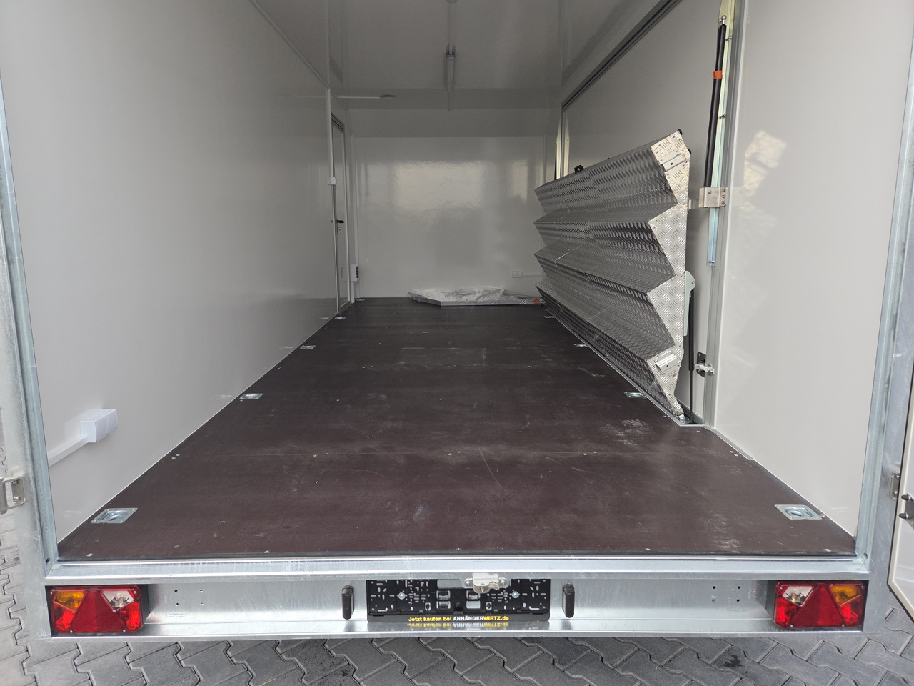 Event Trailer Koffer TWSP M 600T.01 600x230x210 Seitenklappe Treppe Hecktüren 230V 3000kg - Büfékocsi: 5 kép. Event Trailer Koffer TWSP M 600T.01 600x230x210 Seitenklappe Treppe Hecktüren 230V 3000kg - Büfékocsi: 5 kép.