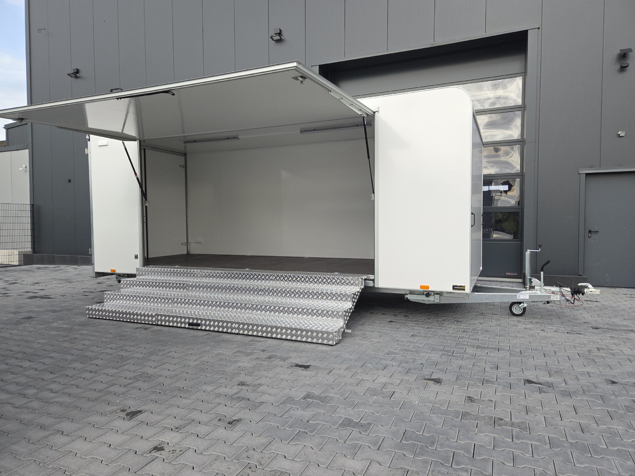 Event Trailer Koffer TWSP M 600T.01 600x230x210 Seitenklappe Treppe Hecktüren 230V 3000kg - Büfékocsi: 2 kép. Event Trailer Koffer TWSP M 600T.01 600x230x210 Seitenklappe Treppe Hecktüren 230V 3000kg - Büfékocsi: 2 kép.
