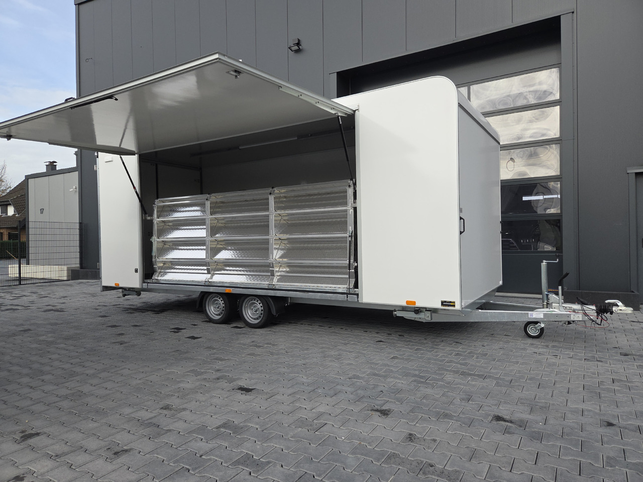 Event Trailer Koffer TWSP M 600T.01 600x230x210 Seitenklappe Treppe Hecktüren 230V 3000kg - Büfékocsi: 3 kép. Event Trailer Koffer TWSP M 600T.01 600x230x210 Seitenklappe Treppe Hecktüren 230V 3000kg - Büfékocsi: 3 kép.