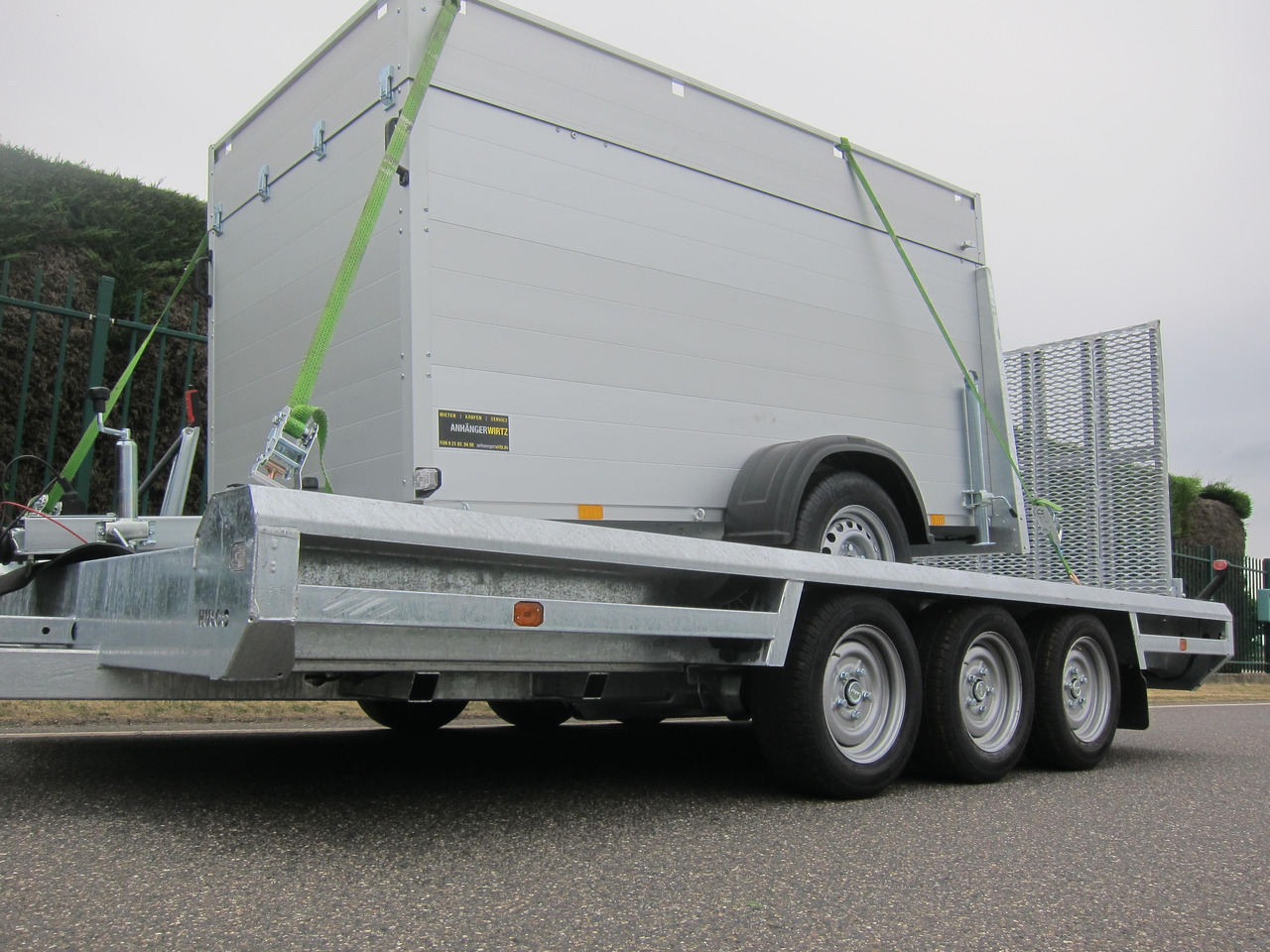 HULCO TERRAX Aluboden 394x180x27cm Heckrampe 150cm Tridem (XL) 3500kg - Gépszállító utánfutó: 5 kép. HULCO TERRAX Aluboden 394x180x27cm Heckrampe 150cm Tridem (XL) 3500kg - Gépszállító utánfutó: 5 kép.