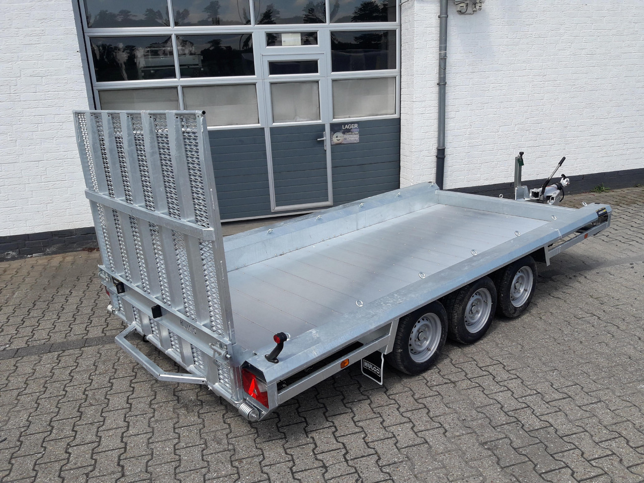 HULCO TERRAX Aluboden 394x180x27cm Heckrampe 150cm Tridem (XL) 3500kg - Gépszállító utánfutó: 3 kép. HULCO TERRAX Aluboden 394x180x27cm Heckrampe 150cm Tridem (XL) 3500kg - Gépszállító utánfutó: 3 kép.