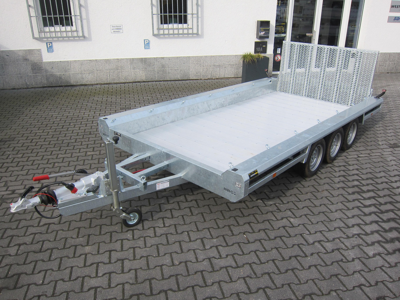HULCO TERRAX Aluboden 394x188x27cm Heckrampe 100cm Tridem (XL) 3500kg - Gépszállító utánfutó: 1 kép. HULCO TERRAX Aluboden 394x188x27cm Heckrampe 100cm Tridem (XL) 3500kg - Gépszállító utánfutó: 1 kép.