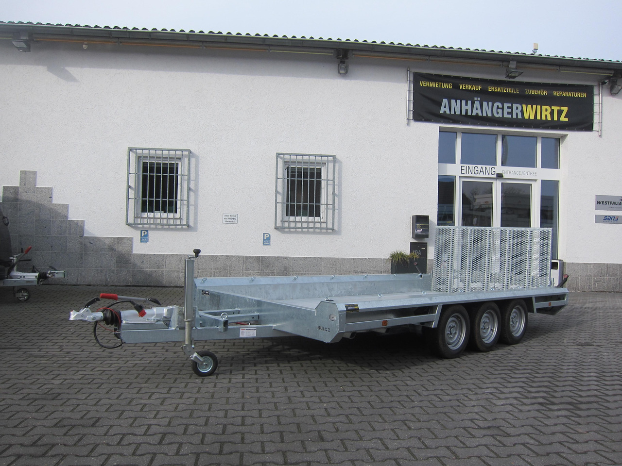 HULCO TERRAX Aluboden 394x188x27cm Heckrampe 100cm Tridem (XL) 3500kg - Gépszállító utánfutó: 2 kép. HULCO TERRAX Aluboden 394x188x27cm Heckrampe 100cm Tridem (XL) 3500kg - Gépszállító utánfutó: 2 kép.