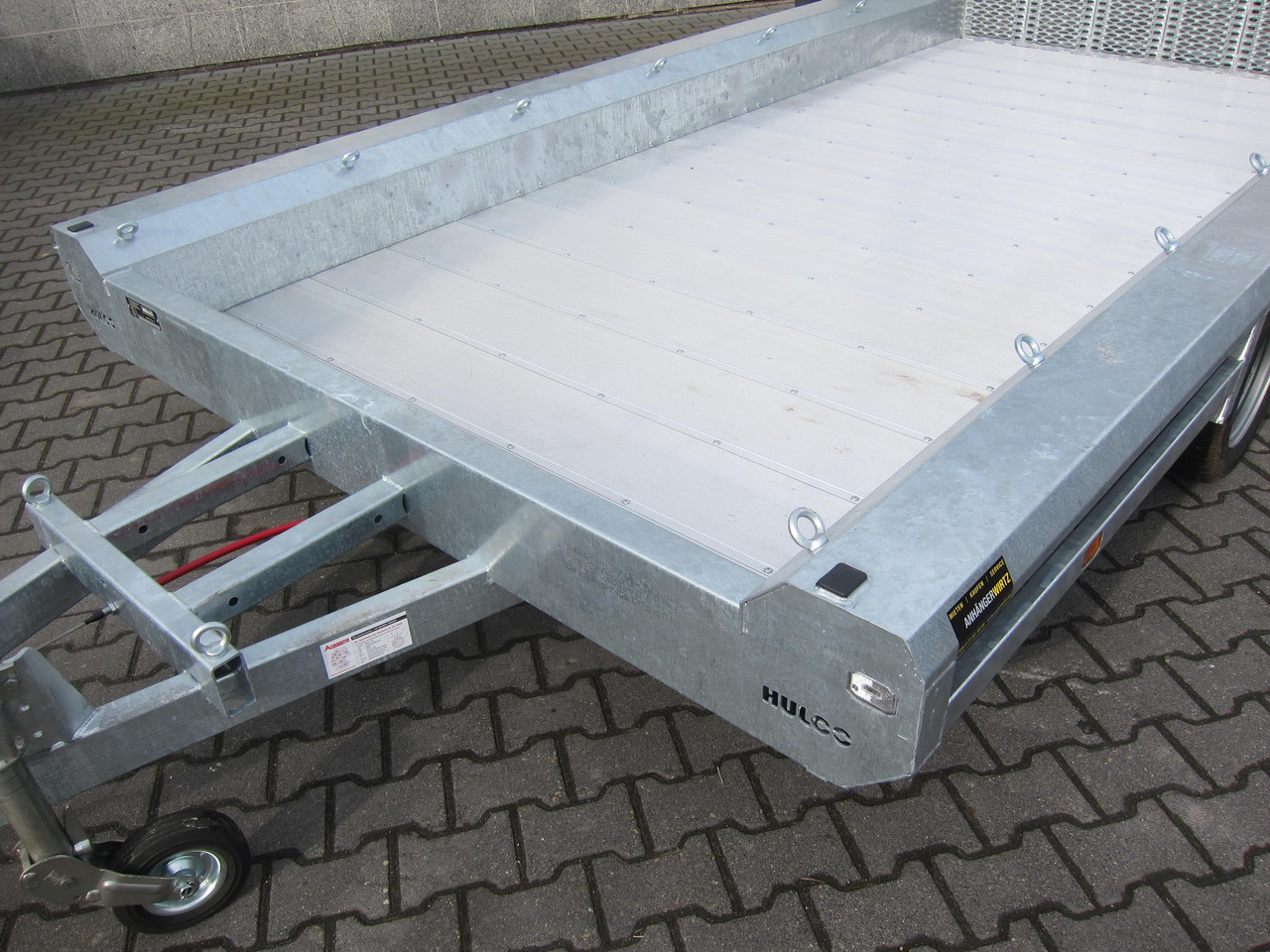 HULCO TERRAX Aluboden 394x188x27cm Heckrampe 100cm Tridem (XL) 3500kg - Gépszállító utánfutó: 3 kép. HULCO TERRAX Aluboden 394x188x27cm Heckrampe 100cm Tridem (XL) 3500kg - Gépszállító utánfutó: 3 kép.