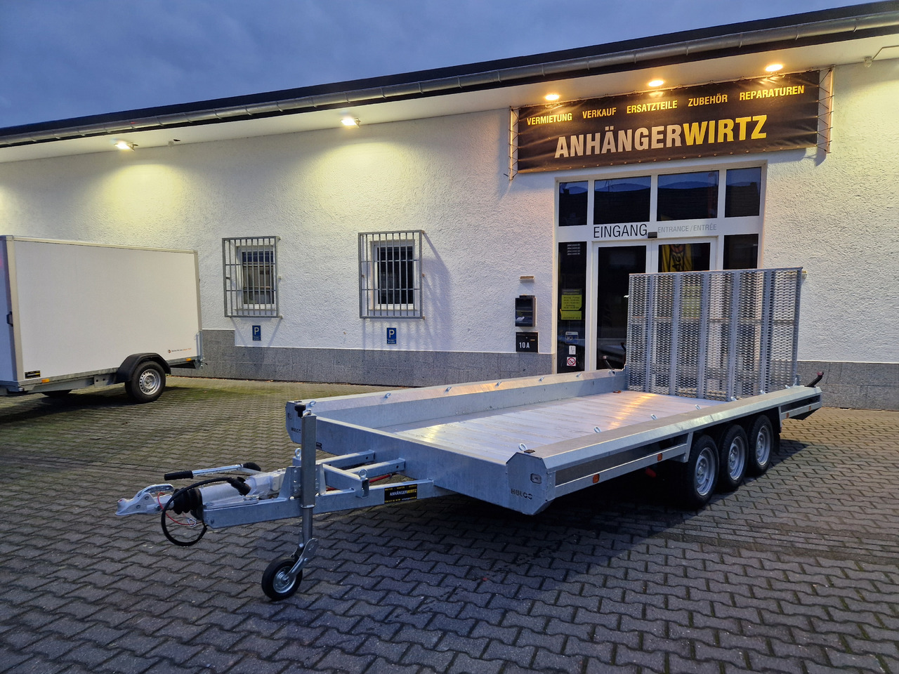 HULCO TERRAX Aluboden 469x195x27cm Heckrampe 150cm Tridem 3500kg (XXL) - Gépszállító utánfutó: 1 kép. HULCO TERRAX Aluboden 469x195x27cm Heckrampe 150cm Tridem 3500kg (XXL) - Gépszállító utánfutó: 1 kép.