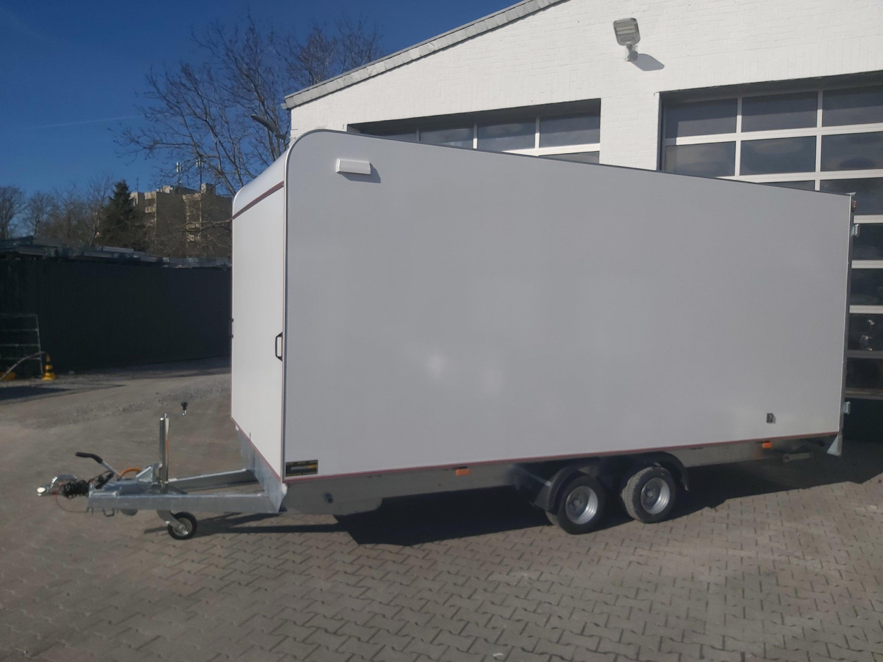 Hochlader Koffer TFSP 500T.00 500x220x210cm aero Zurrsystem 10 Zoll (XXL) 100km/H 2700kg - Pótkocsi dobozos: 1 kép. Hochlader Koffer TFSP 500T.00 500x220x210cm aero Zurrsystem 10 Zoll (XXL) 100km/H 2700kg - Pótkocsi dobozos: 1 kép.