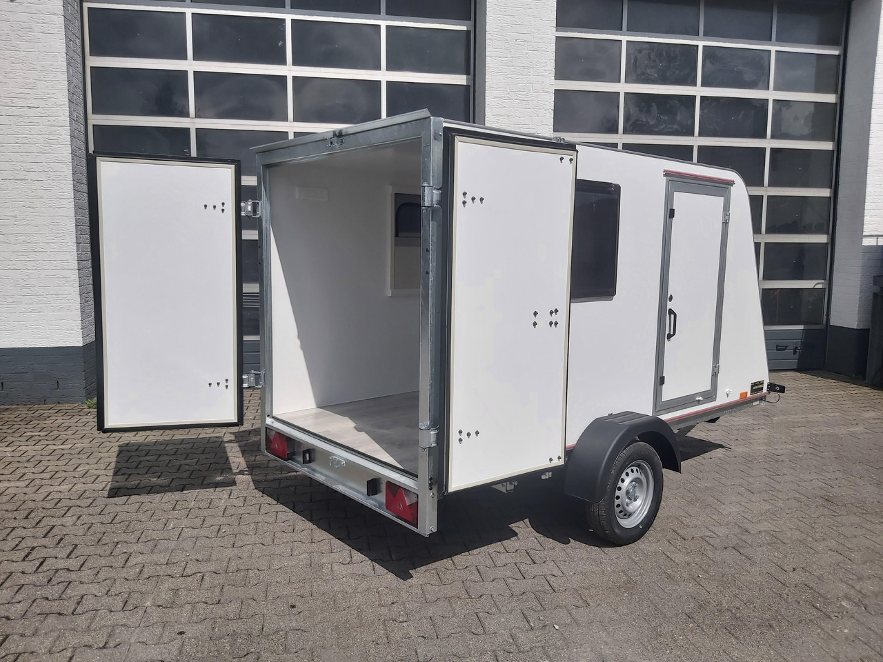 Kargo Camp TFS S Midi 320x150x150cm aero Seitentür Fenster Strom 230V (S) 750kg gebremst Modell 22 - Lakókocsi: 2 kép. Kargo Camp TFS S Midi 320x150x150cm aero Seitentür Fenster Strom 230V (S) 750kg gebremst Modell 22 - Lakókocsi: 2 kép.